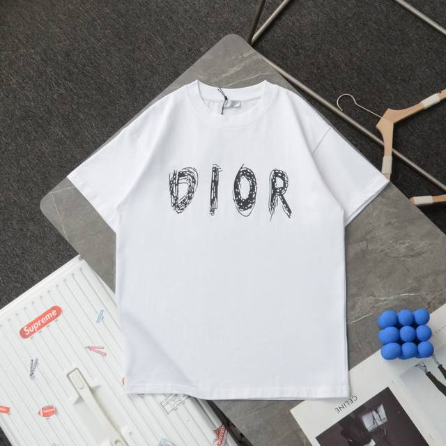 上新 顶级复刻 高端定制 Dior 迪奥 新款基础经典印花logo休闲圆领短袖t恤 款号：67710 颜色：黑色 白色 购入原版开模打造，全套定制辅料，细节决定