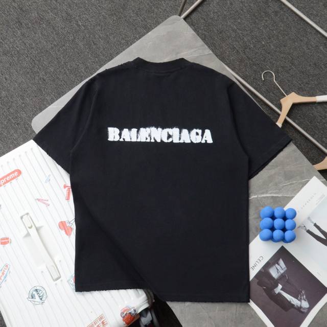 上新 顶级复刻 高端定制 Balenciaga 巴黎世家 新款做旧泼墨网点字母logo印花短袖袖t恤 款号：68244 颜色：黑色 灰色 红色 购入原版开模打造
