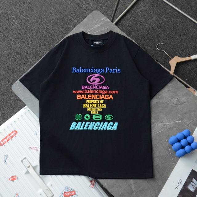 上新 顶级复刻 高端定制 Balenciaga 巴黎世家 新款多彩字母发泡印花logo短袖袖t恤 款号：B26 颜色：黑色 白色 卡其 购入原版开模打造，全套定