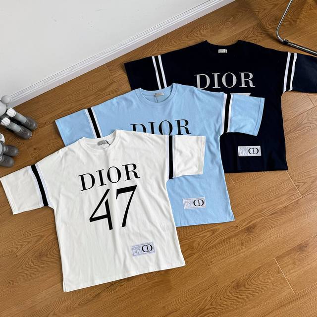 上新 迪奥24早春新款t恤展示dior 1947标志印花，向 Dior承传以及这一具有历史意义的年份致敬。采用白色棉质平纹针织精心制作，呈现时尚的烧花效果风格，