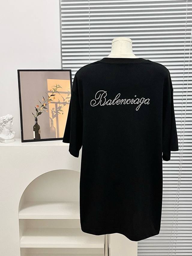 Balenciaga巴黎世家字母logo重工烫钻圆领短袖t恤 款号：24671803792 颜色：黑色 尺码：Smlxl