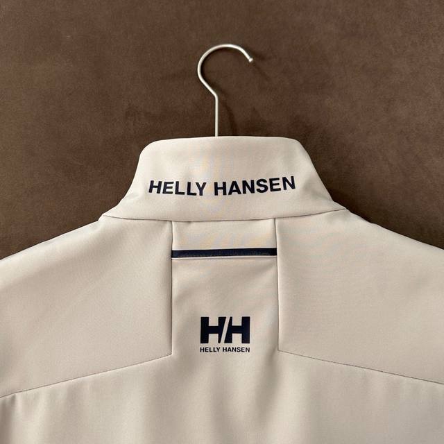 上新 ！Hellyhansen Hh瑞典国宝级品牌海丽汉森弹力连帽软壳外套 高级简约轻量弹力软壳外套，高弹舒适无拘无束，眼前一亮的设计语言，开启早春有型穿搭 高