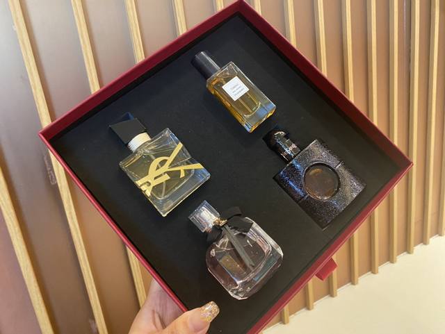 S上新！ 专柜版～心头好！Ysl圣罗兰香水30Ml四件套红盒！30Ml×4带喷头。味道：自由之香，鸦片，西装，巴黎。