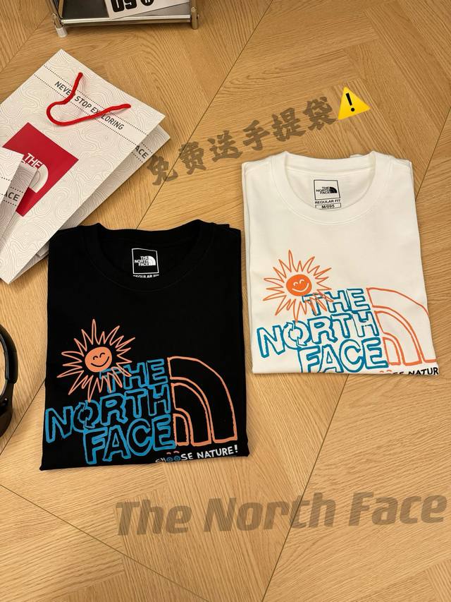 赠送手提袋 The North Face 北面 24Ss夏季卡通太阳印花圆领t恤短袖 颜色：黑色 白色 尺码：M L Xl 2Xl 3Xl 尺码偏大 如今热销的