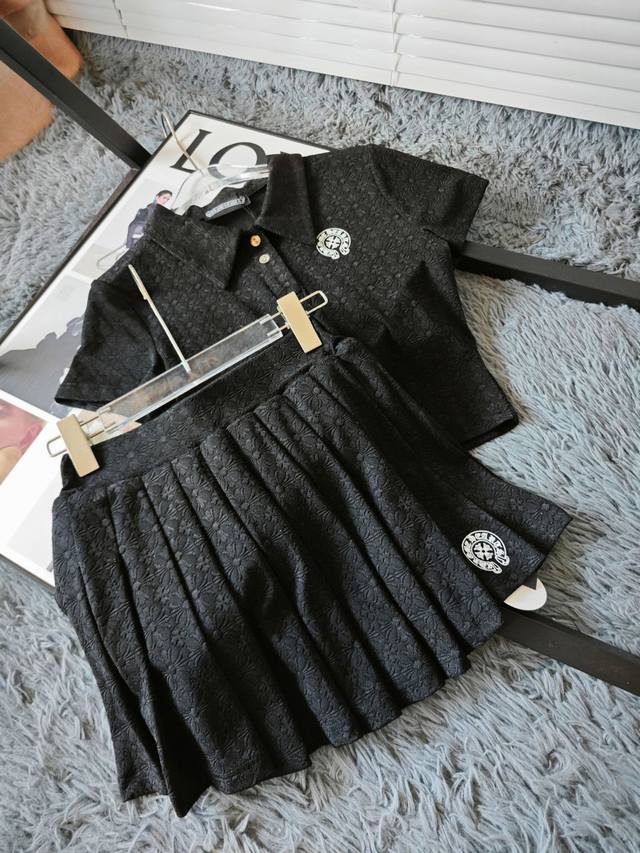 克罗心polo领t恤 -+短裙 ，一套搭配更时尚 Chromehearts24春夏新品网球p系列polo小上衣logo面料质感柔软细腻上身时髦又高级 颜色，黑，