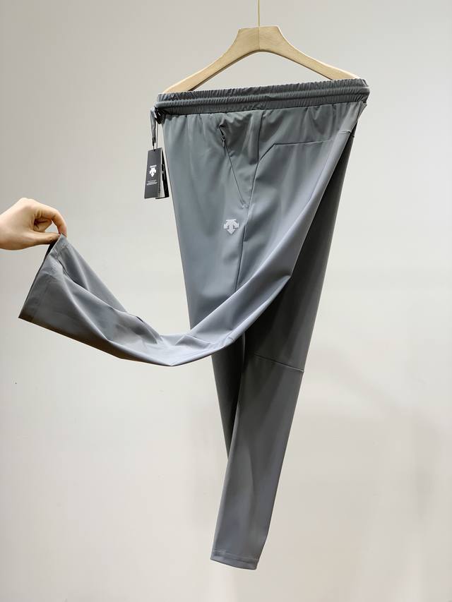 品名：Ds360梭织裤 颜色：藏青色 黑色 灰色 品牌商客供面料，质感超好，极为细腻亲肤，垂感极佳，易于打理，仔细看内里的车工走线，平整均匀细密，在细节处彰显奢