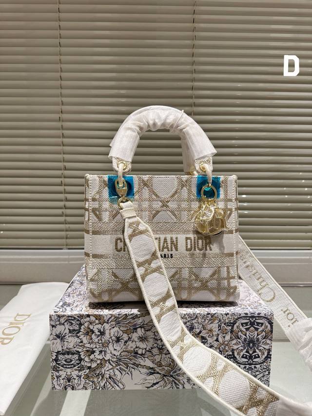 顶级原单 Dior Lady D-Lite刺绣包明星同款 刺绣戴妃配斜挎带 D家最具有代表性的包包,拥有众多的粉丝~D家 Lady D-Lite～诞生于20世纪