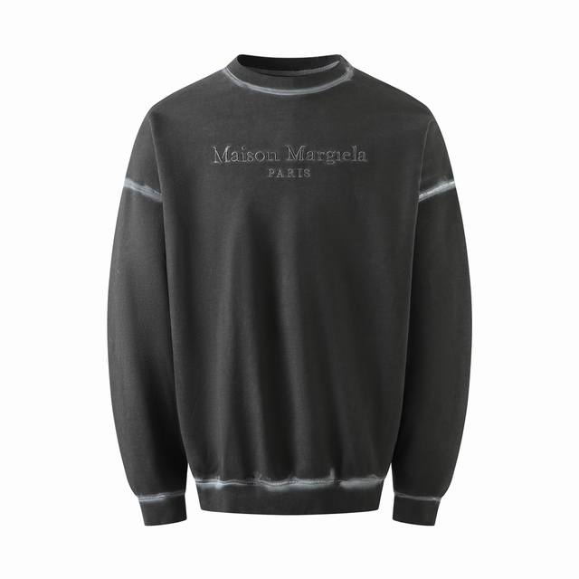 Maison Margiela Resort 马吉拉胸前刺绣字母水洗做旧深色mm6圆领卫衣 高级定制maison Margiela经久不衰的风格单品和造型，经典