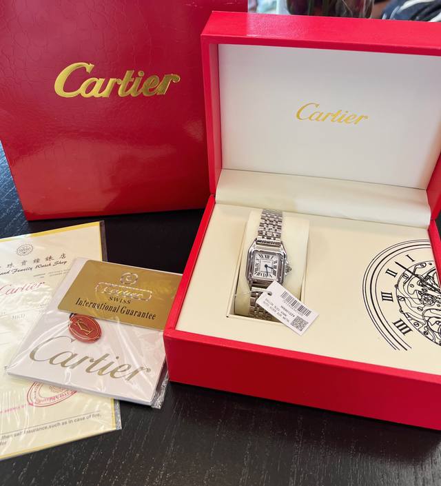 Cartier卡地亚猎豹石英女表 满满的高级感 方形表盘 整体风格偏中性休闲 优雅又非常有态度的一款手表 呈现出一种随性的态度～ 中号表盘 非常大气 很适合职场