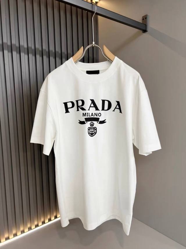 Prada2024新款印花logo短袖t恤 原版面料高版本高品质 网红明星同款 面料全新升级，32支250克双纱面料，舒适透气，洗水不变形不缩水。经典简约，精致