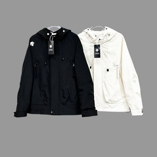 迪桑特 Descente 24Ss新款户外 防风水透气软壳冲锋衣 男女同款 颜色超正，黑色米色。穿在身上简单清爽谁穿谁好看。买它绝对是不错的选择，面料舒适，防水