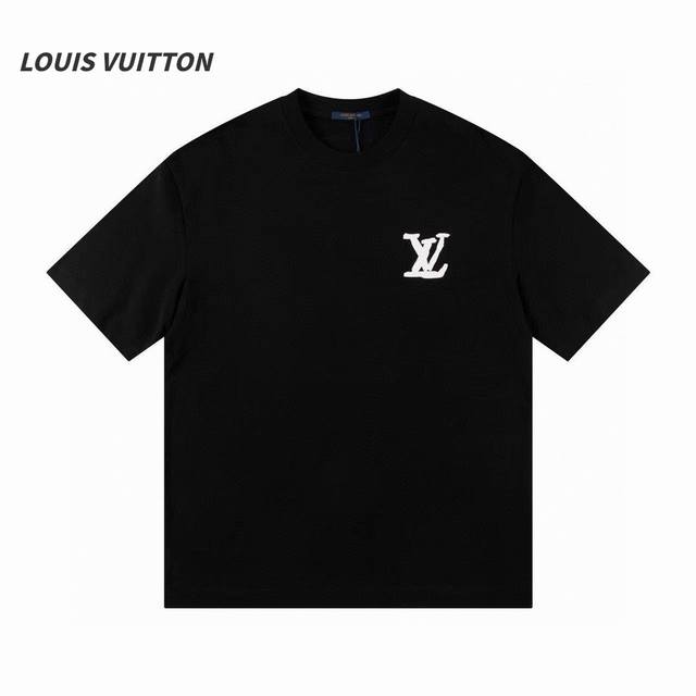 Louis Vuitton 路易威登lv限定粗体毛笔字母logo印花圆领短袖t恤 独家高品质面料采用280G双纱精梳棉面料，宽松版型，男女同款。定制进口螺纹+开