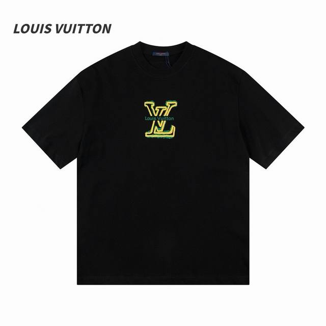 Louis Vuitton 路易威登lv限定黄绿前后字母logo印花圆领短袖t恤 独家高品质面料采用280G双纱精梳棉面料，宽松版型，男女同款。定制进口螺纹+开