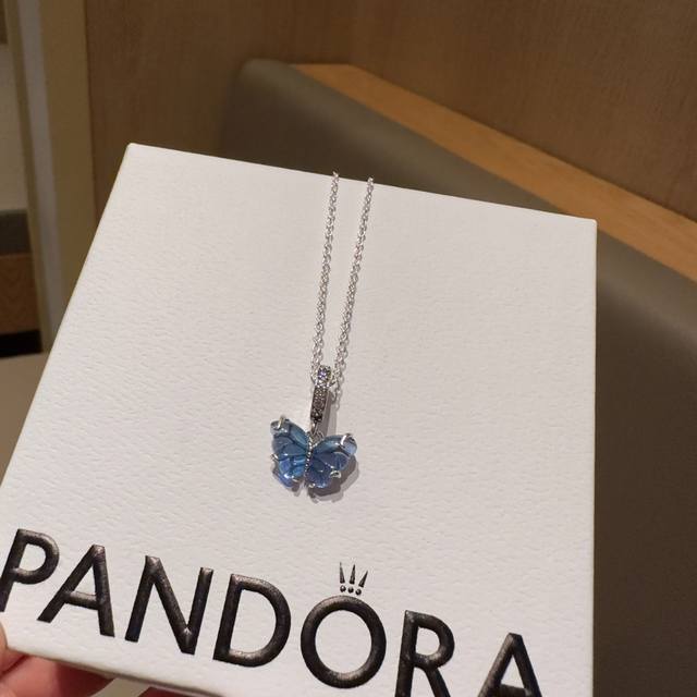 Pandora 潘多拉 蓝色玻璃蝴蝶项链，蝴蝶造型，运用双蓝色变色玻璃材质，你就像美丽的蝴蝶，完成了人生中的完美蜕。925纯银 原单代购级pandora 潘多拉