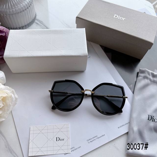 Dior偏光太阳镜30037# 超轻 原单代工厂推荐款式，迪-奥dior专柜新款女装新款，偏光且镀膜防止紫外线太阳眼镜 ，奢华名媛风，完美品质，适合各种脸型，经