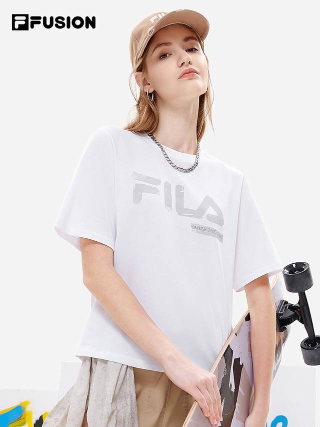 新款上新 模特图 Fila Fusion 斐乐潮牌短袖t恤2023夏季时尚宽松短袖，采用230克重双纱面料，定织定染配套螺纹，休闲百搭 真正单原品质 男女上身搭