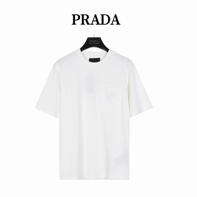 Prada 普拉达 胸口口袋贴布三角标短袖t恤 此款短袖最大的优点就是采用超级亲肤的纯棉面料，舒适度极佳。 男女同款全新美学灵感趣味设计,渠道性质精品。让整体造