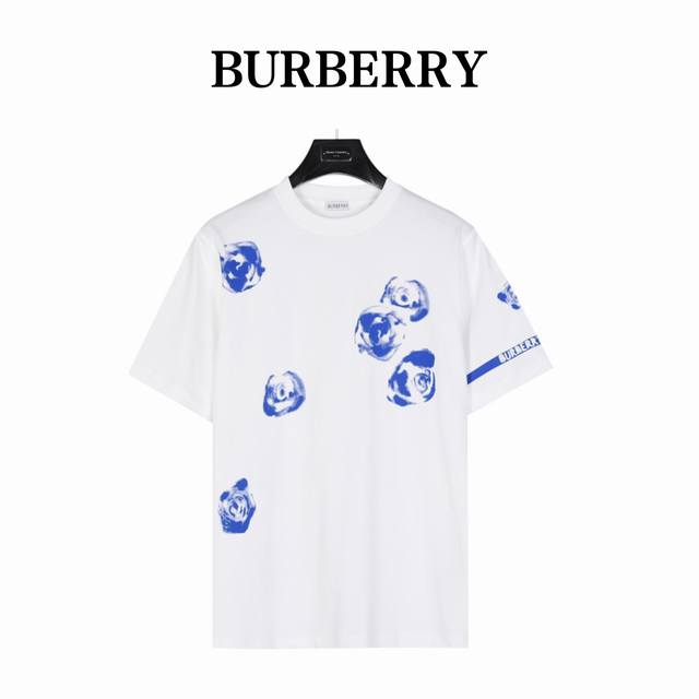 Burberry 巴宝莉 24Ss 玫瑰图案印花短袖t恤 Bbr爆款来袭 完美1：1还原 秒杀市场版本 圆领 T 恤衫，精选平织棉面料打造，成衣水洗处理 装饰玫