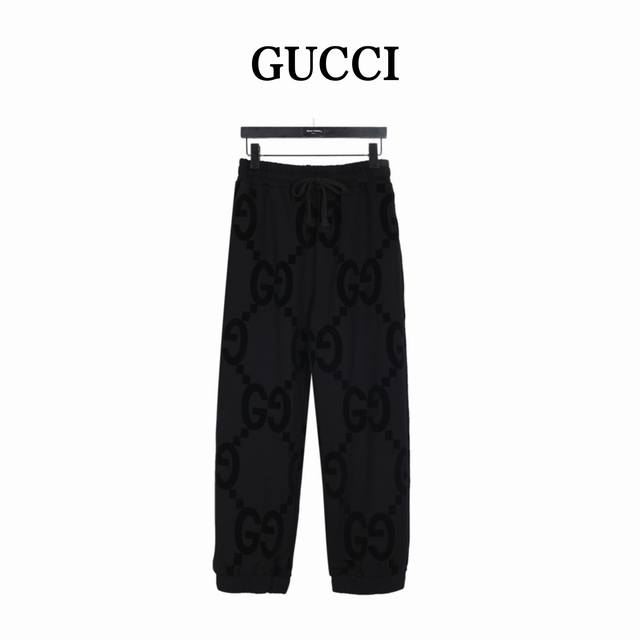 Gucci 古驰 双g植绒棉质长裤 这款休闲连帽卫衣匠心制作，通体点缀gg植绒效果印花，为日常装束注入现代气息。 此款的工艺必然也是极致非凡，上身的舒适度绝对足