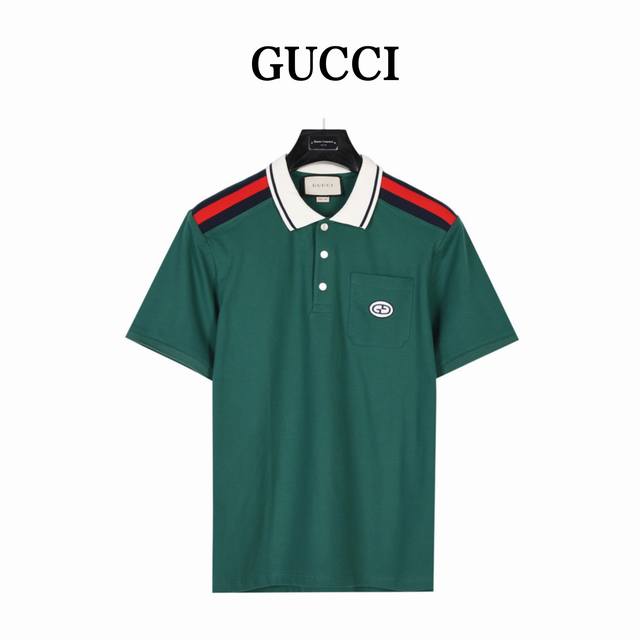 Gucci 古驰 红蓝织带互扣式双g棉质polo衫 这款时尚polo衫采用绿色重磅针织棉匠心制作，精心点缀红蓝条纹织带和复古风格gg刺绣贴饰。 胸口口袋带有复古
