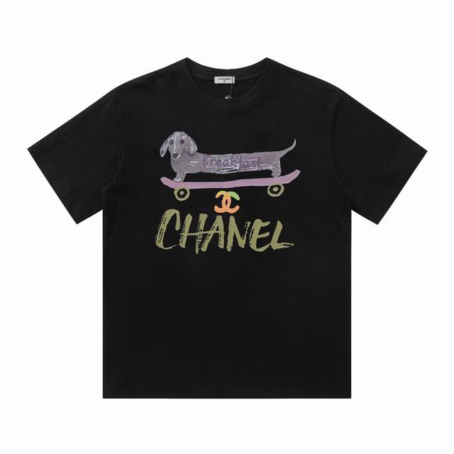 Chanel 香奈儿涂鸦印花logot恤短袖 采用印花工艺，纯棉柔软面料，对色定染面料，超精细平网印花工艺，潮流感十足，定染纯棉面料，宽松版型，三标齐全，男女同