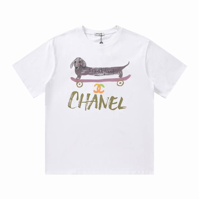 Chanel 香奈儿涂鸦印花logot恤短袖 采用印花工艺，纯棉柔软面料，对色定染面料，超精细平网印花工艺，潮流感十足，定染纯棉面料，宽松版型，三标齐全，男女同