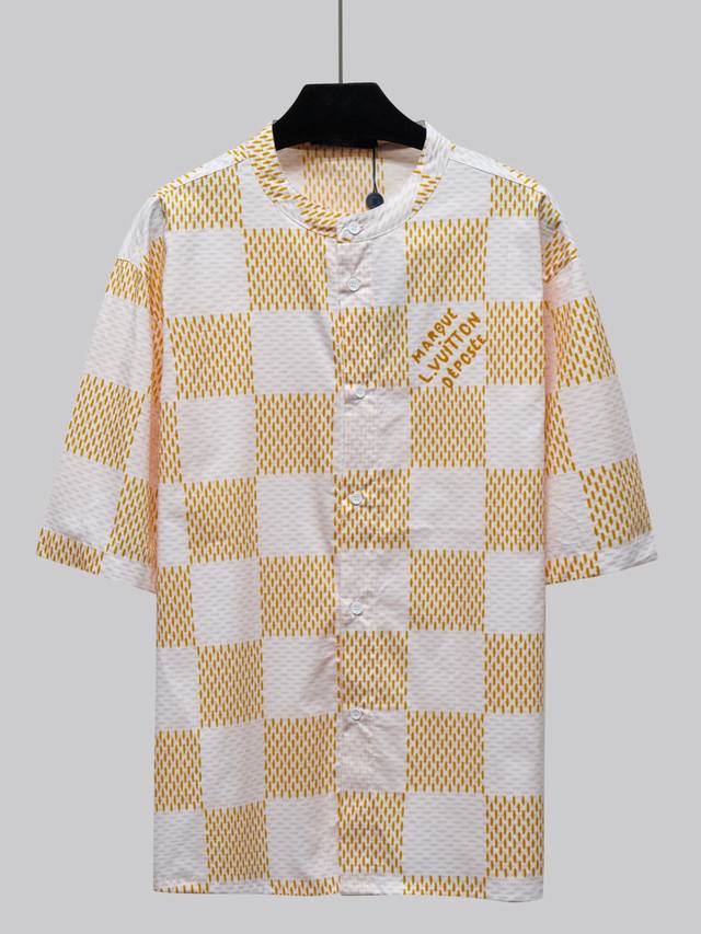 新款 这款来自 Ss24 秀场的活泼短袖棉质衬衫为品牌标志性的 Damier 注入了现代气息。该图案采用大尺寸印刷，带有淡橙色的虚线和集成的“Marque 1.