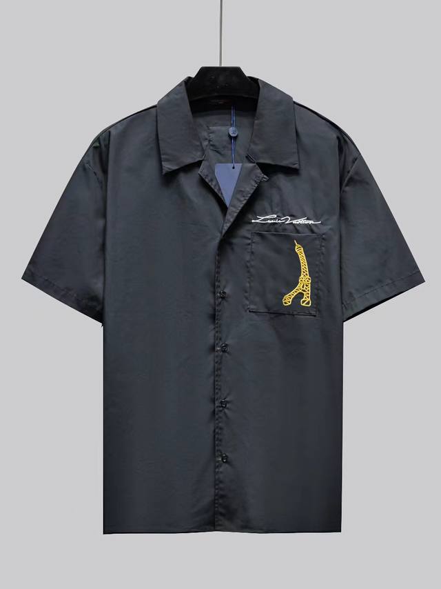 新款 这款带有开放式保龄球领的棉质短袖衬衫是ss24展会对巴黎的艺术致敬。创意细节包括背面的1V Pont Neuf刺绣，对比鲜明的“Marque 1”。Vui