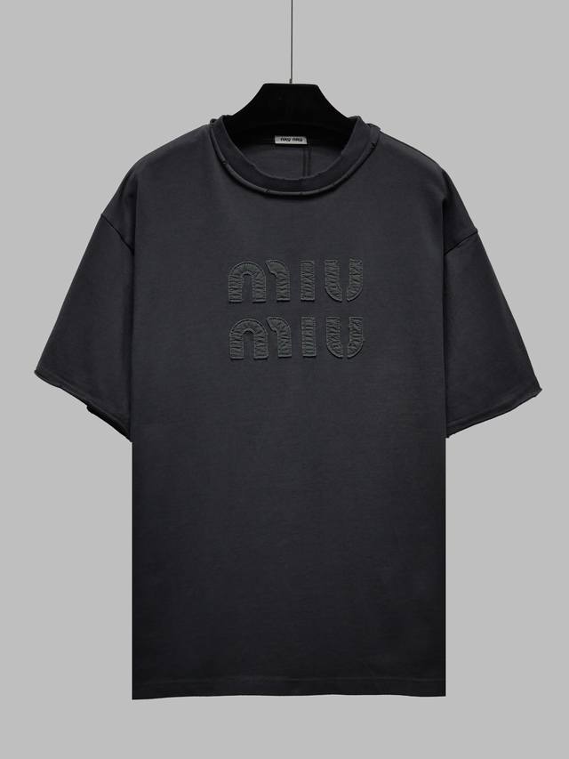 Miu Miu标志在这款棉质平纹针织t恤的简洁线条上脱颖而出，这要归功于其标志性。凭借其精致、简约的风格，不分性别衣柜中的必备单品。 圆领 破坏洗水经典logo