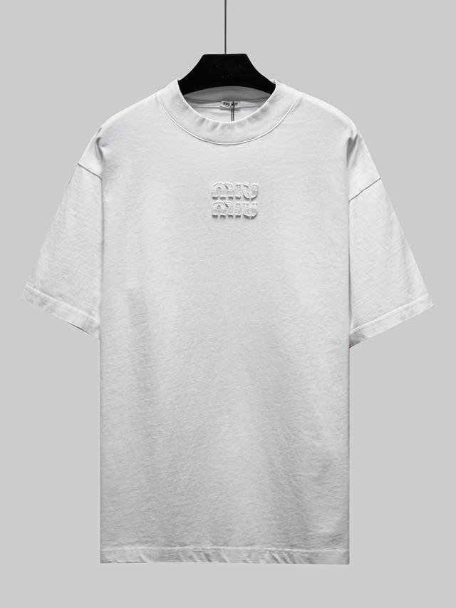在这件280G棉洗水衫中，洗水衫的休闲风格与miu Miu的独特个性相得益彰。 刺绣徽标完成了设计。 全工艺洗水 宽松剪裁 刺绣徽章 ：碳灰，卡其