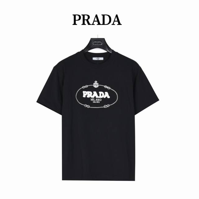 Prada 普拉达 24Ss 毛巾绣刺绣字母logo短袖t恤 基础款我们最在意的就是面料和版型，P家经典合身版型， 特殊立裁工艺，上身线条流畅，不管偏胖或是胖瘦