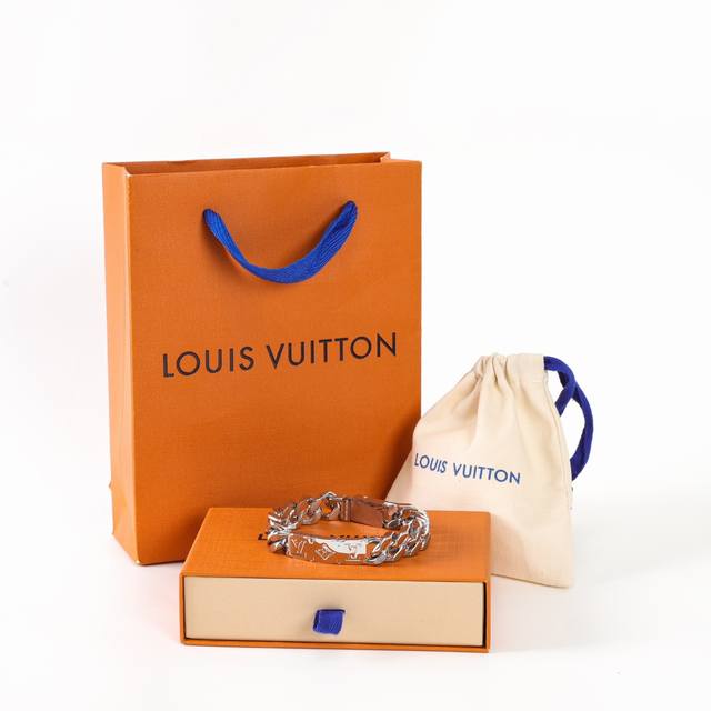 Louis Vuitton路易威登 Monogram花纹雕刻链式手镯。 展现 Monogram在珠宝领域的造诣，此款 Chain Links 手链则以现代极简美