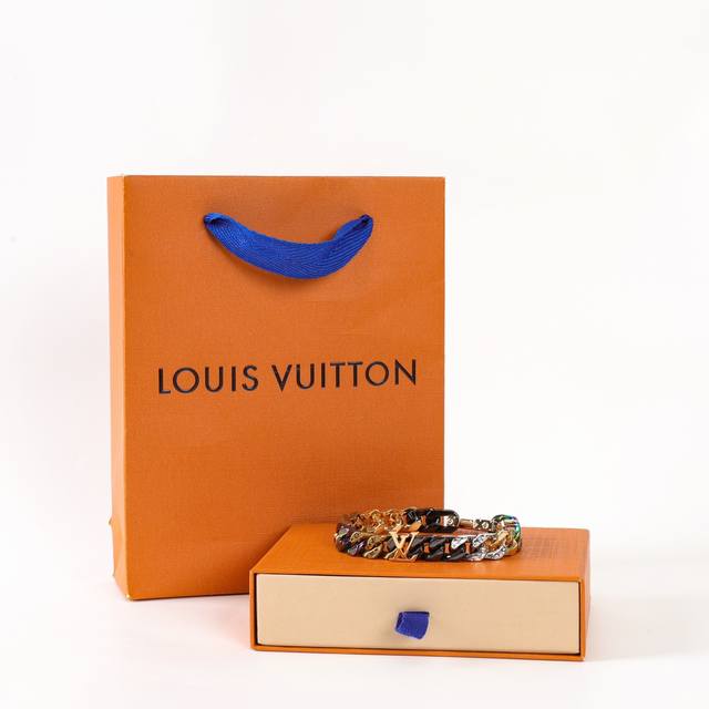Louis Vuitton路易威登 渐变花纹链式手镯 链式项链的经典感来自精致不凡的标志性 Monogram 刻纹。本款银色金属配饰闪亮登场于 Monogram