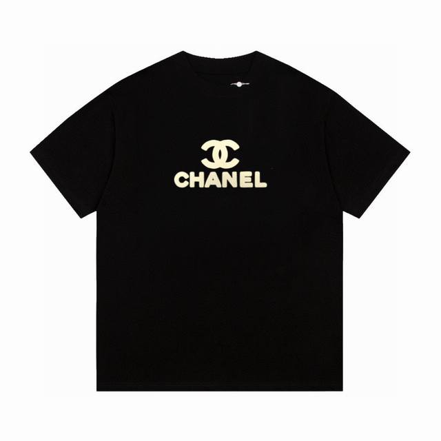 Chanel 香奈儿 24Ss 限定立体植绒logo短袖t恤 万能搭的基础色，男生女生都很百搭 衣服的面料舒适感和透气性也非常棒呀！这款简约的纯色系高级又很舒服
