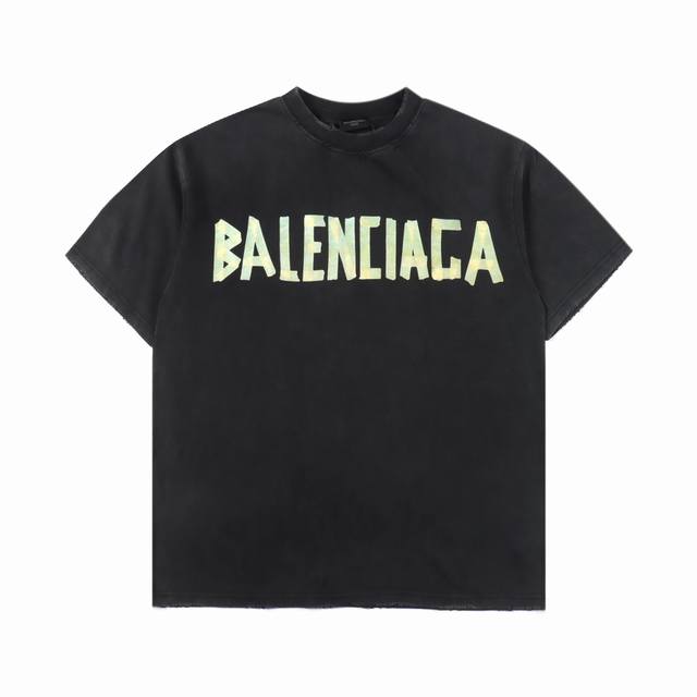 Balenciaga 巴黎世家 胶条贴纸logo印花短袖 新一季的出品加入了美文胶带贴纸、烫钻以及便利贴元素，一改之前极简印花风，这次创意着实费了心思。微os版