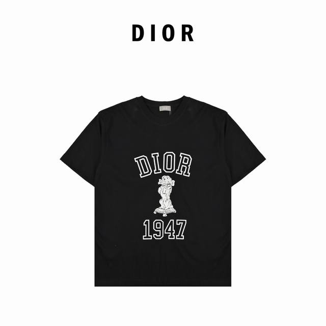 Dior迪奥24Ss新品1947波比狗印花短袖 大家好呀~今天我要安利一件超级可爱的t恤，就是d家的波比狗植绒印花短袖 两张多得这款t恤是二零二四夏季男装系列新