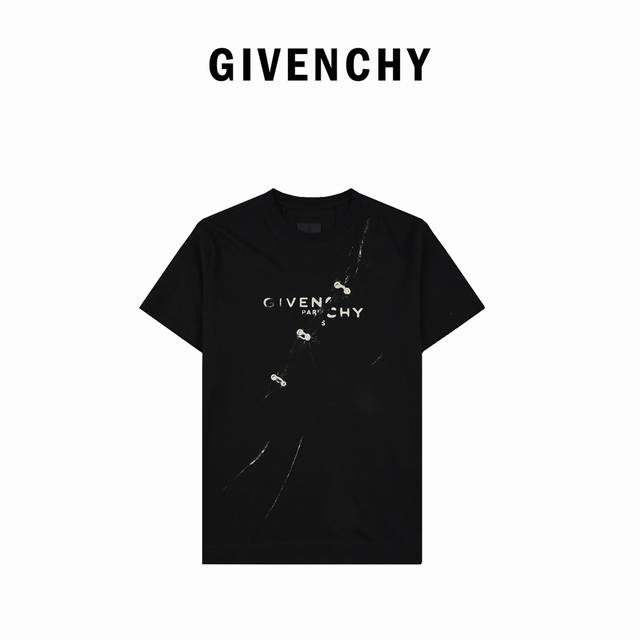 Givenchy纪梵希gvc 字母视觉陷阱效果圆领短袖t恤 个性且时髦的视觉印花元素打造，超级个性超级具备穿搭风范的高端款式 采用金属的孔眼和圆环来打造错位陷阱