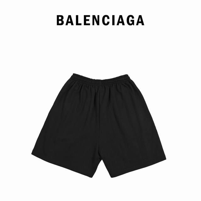 Balenciag 巴黎世家 Bb字母logo刺绣短裤 款式简约百搭，只重点在于用料毫不含糊，上身重磅质感强烈，非常有型。 采用26S双股，450G超重磅面料，