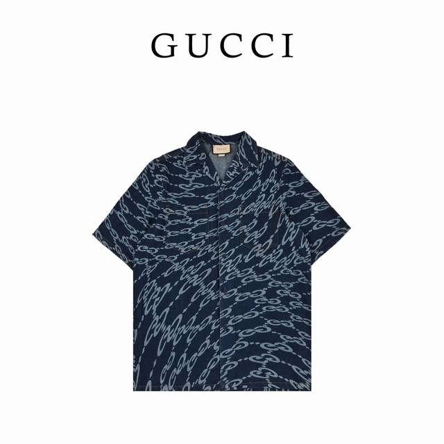 Gucci古驰24Ss春夏新款经典夹克短袖衬衫 在各式图案和口袋细节的衬托下焕发出盎然新意。这款深蓝色底布上缀饰通体波浪形gg激光印花的牛仔衬衫便是其中一款力作