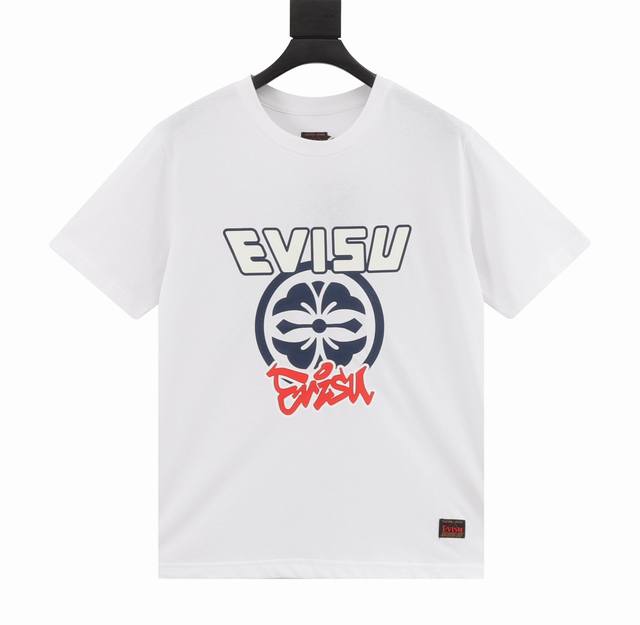 Evisu 24Ss 日式百家纹家花印花t恤 Evisu将东方传统元素注入日常单品，这款t恤设计了满地日式百家纹样主题图案家花图案，胸前的logo精美别致，尽显