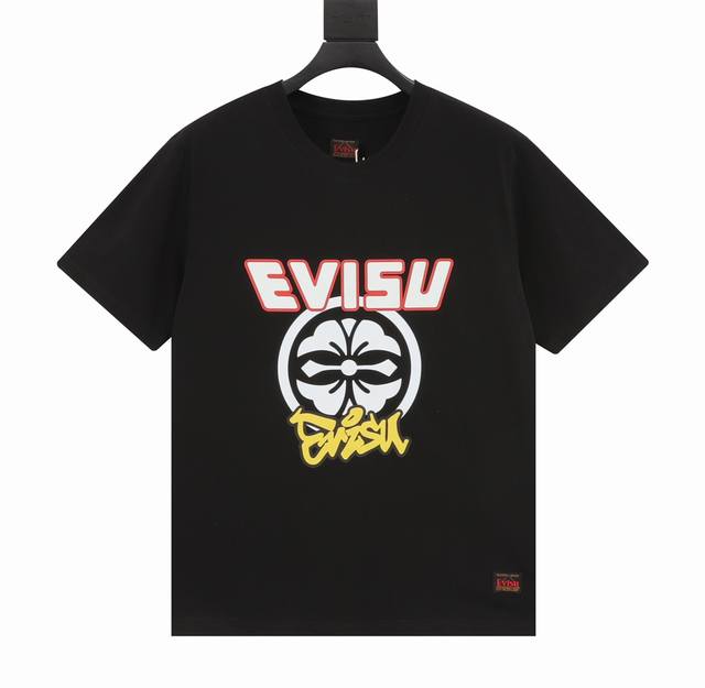 Evisu 24Ss 日式百家纹家花印花t恤 Evisu将东方传统元素注入日常单品，这款t恤设计了满地日式百家纹样主题图案家花图案，胸前的logo精美别致，尽显