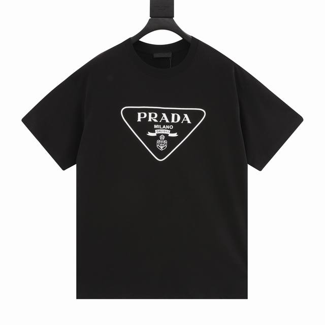 Prada 普拉达 24Ss 三角标字母印花短袖t恤 采用260G棉质布料32支精双棉纱平纹，无蚀尘毛艺工处布理面， 特拉种捆机器边双锁链包线缝纯棉制定面料，