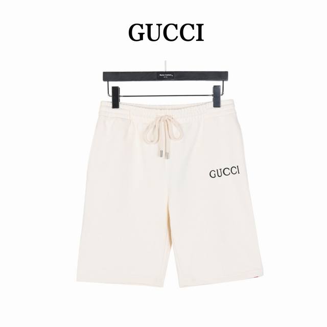 Gucci 古驰 小字母刺绣侧边红条短裤 男女同款全新美学灵感趣味设计,渠道性质精品。让整体造型设计更加优雅时尚，今夏最火系列，无数明星潮人追捧。裁剪工艺细节处