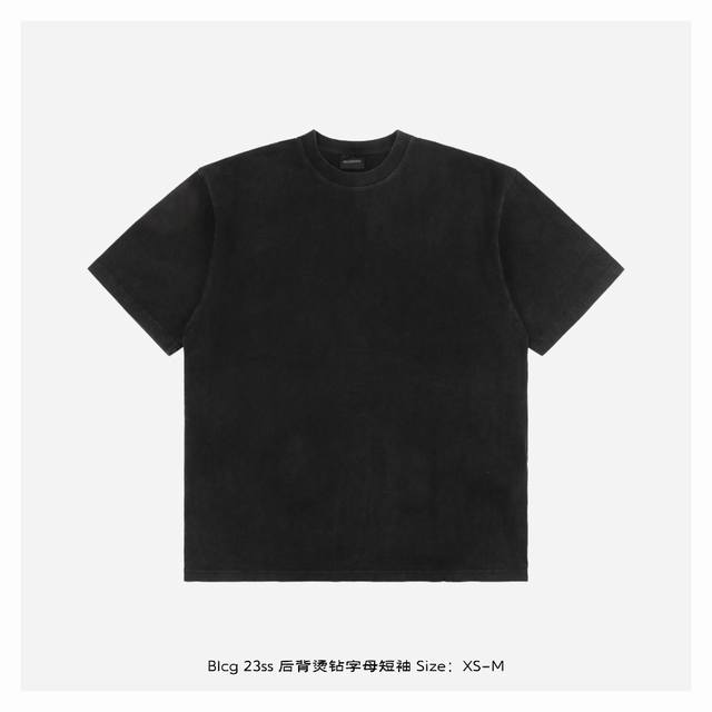 Balenciaga 巴黎世家 23Ss 后背烫钻字母短袖 “开发周期”两个多月，采用16S精绵平纹面料，与寻常巴黎所用的面料不太同，这种面料经过酵磨炒纱洗水后