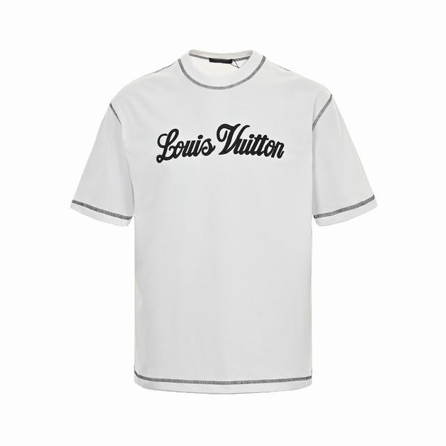 Louis Vuitton 路易威登 24Ss 缝线草写刺绣字母短袖 反袖设计，立体logo刺绣工艺在胸前醒目呈现银色字母图案，衣肩依旧采用反面缝制工艺，后背采