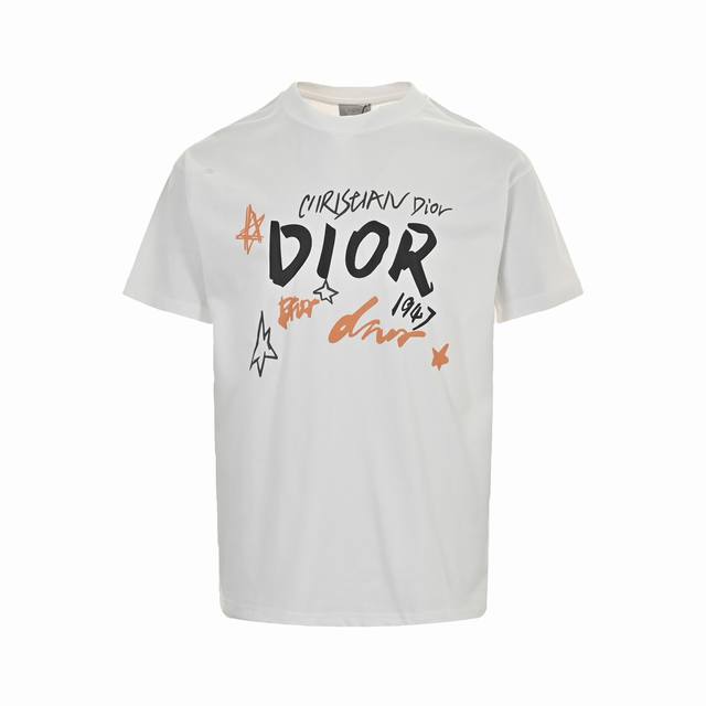 Dior 迪奥 24Ss 手绘草写字母logo短袖 男女同款全新美学灵感趣味设计,渠道性质精品。让整体造型设计更加优雅时尚，今夏最火系列，无数明星潮人追捧。 客