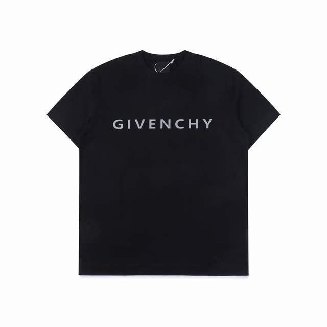 Givenchy 纪梵希 反光字母印花圆领短袖 采用50S双股丝光棉，克重 G; 搭配32S,2×2螺纹。对色定染、面料螺纹同缸无色差。#丝光棉面料 柔软抗皱丝