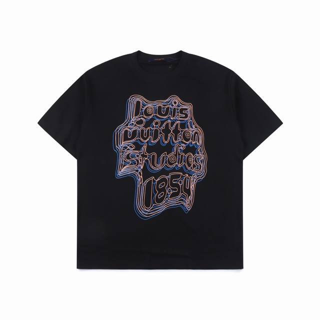 Louis Vuitton 路易威登 几何曲线霓虹印花短袖t恤 衣身的棉质面料缀有亮丽的几何风格louis Vuitton Studios标志， 配搭略带浮雕效