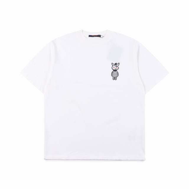 Louis Vuitton 路易威登限 动物园系列章仔刺绣短袖t恤 短袖体恤上有着精美的复古蕾丝，精致的刺绣栩栩如生，在白色底色下显得特别清新自然。 刺绣图案装