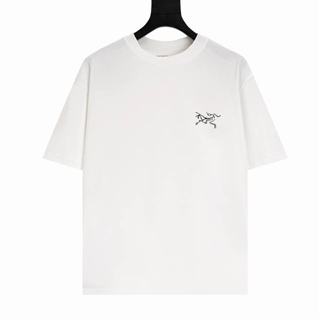 得物包装 Arc'Teryx 始祖鸟24Ss后背方块格子大logo短袖t恤 采用60支双股，270G全棉面料。上身透气，绝不起球，手感柔软舒适，全衣平车走线立体